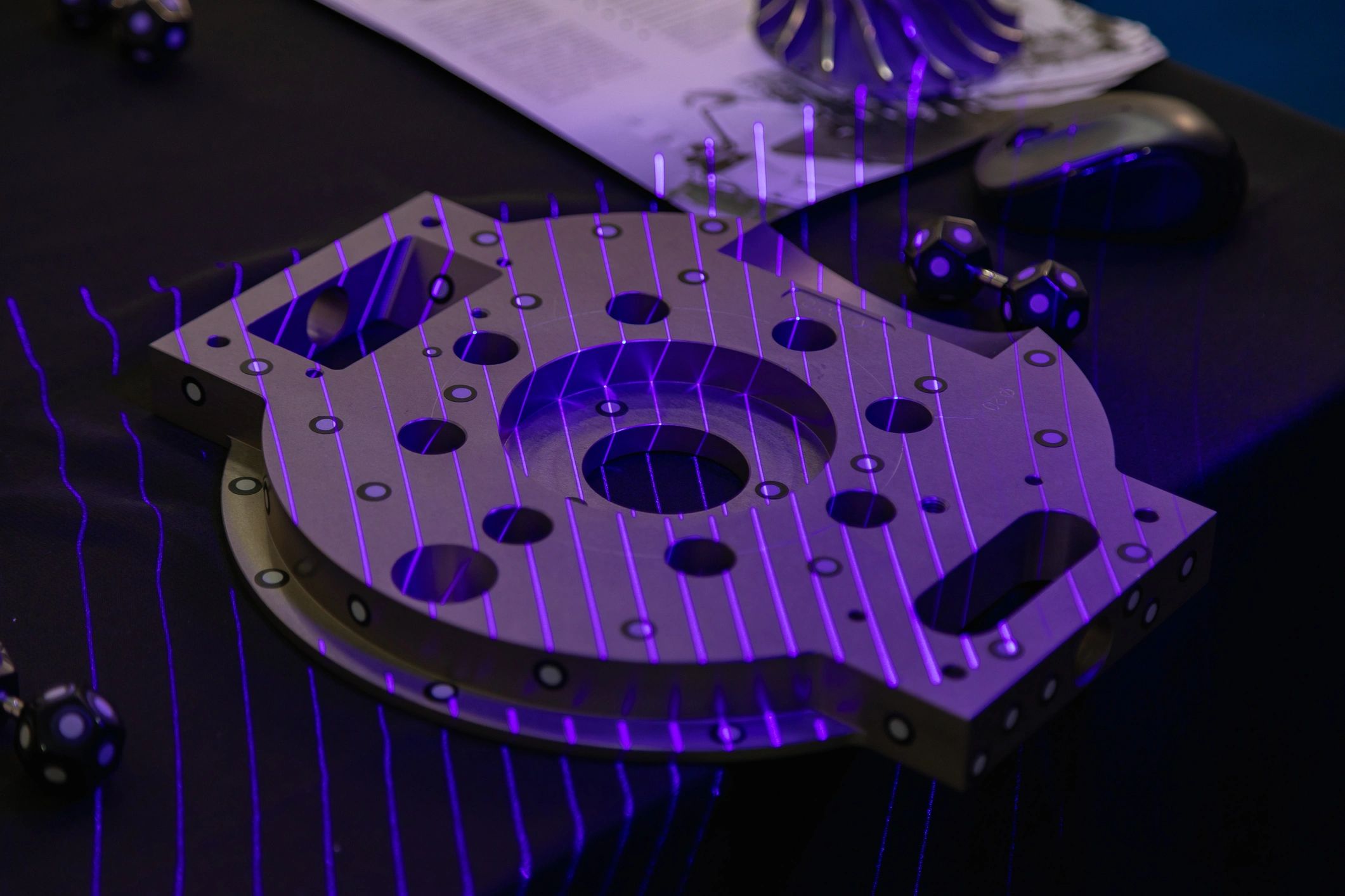 Laserový skener měří mechanický díl pro kontrolu kvality